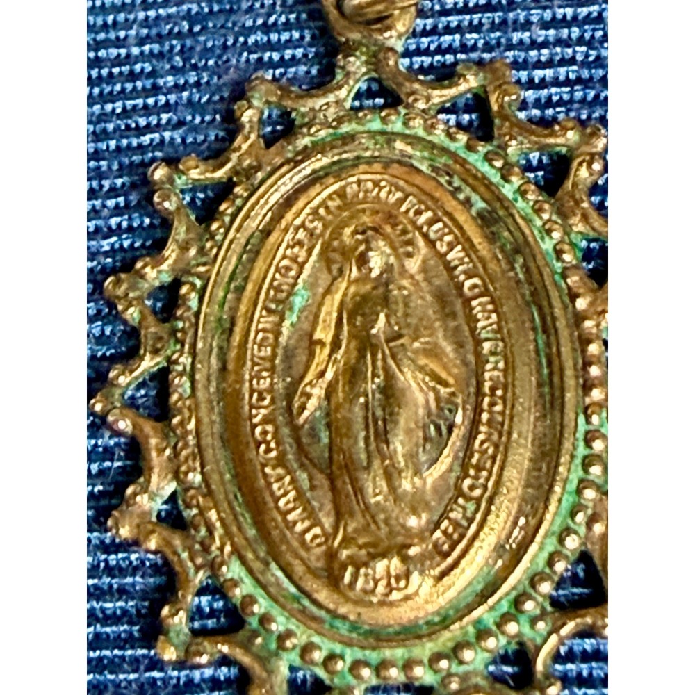 Vintage 12KT Gold Filled Miraculous Medal Virgin Mary Pendant Ornate Scalloped - Picture 4 of 4